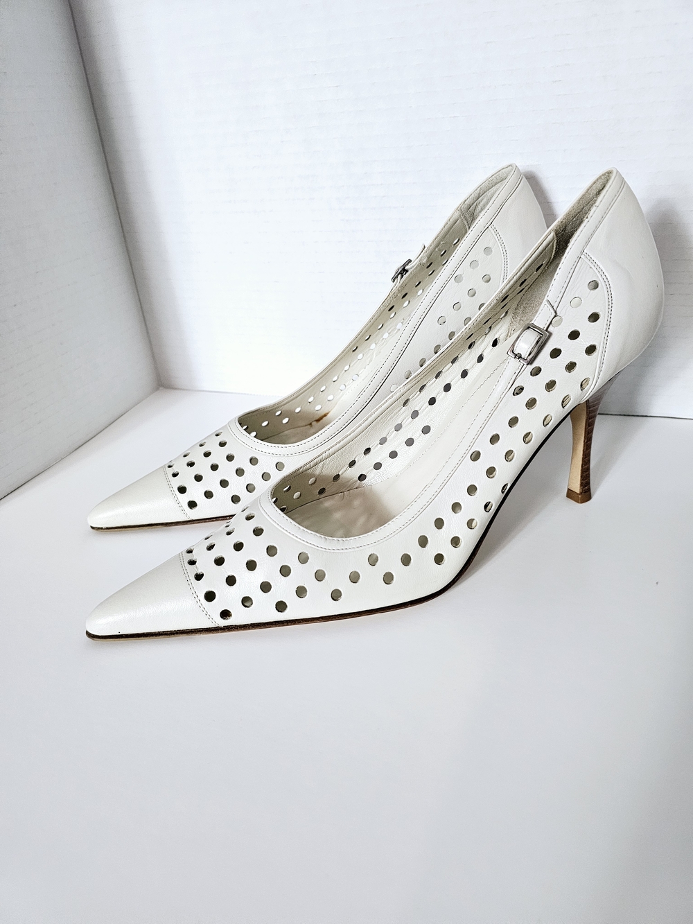 NWOT Banana Republic Cream Pointy Toe Perforated Shoe Size 9